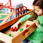 Set trenulet din lemn Big City Train cu masuta de joaca maro